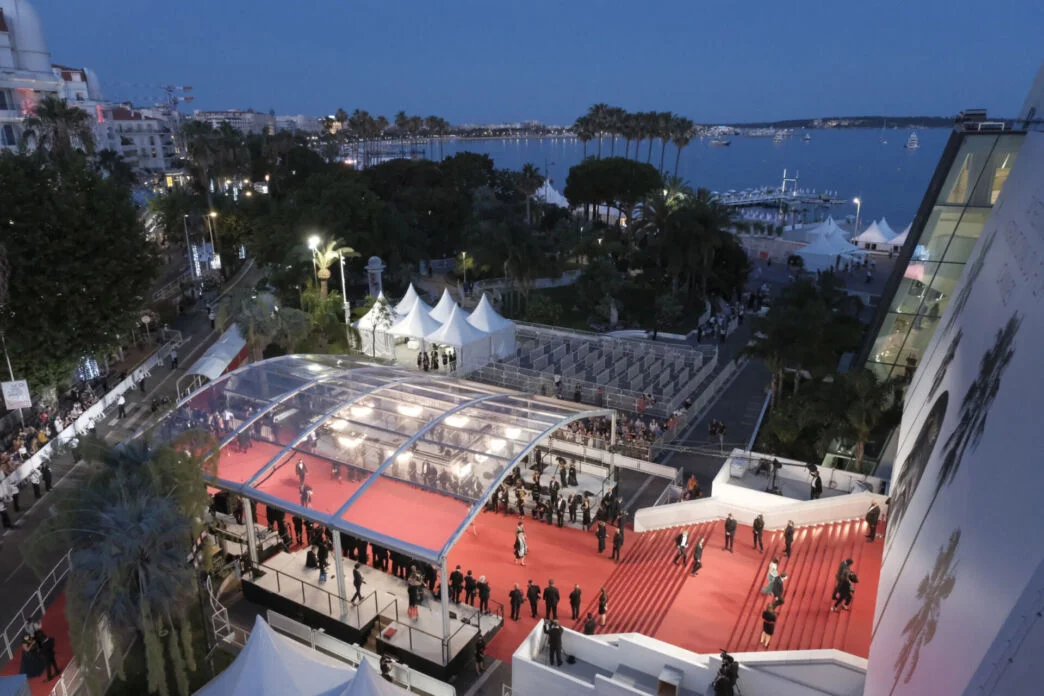 Vista do alto do tapete vermelho e dos degraus do Palais des Festivals, em Cannes, ao anoitecer