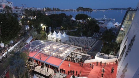 Vista do alto do tapete vermelho e dos degraus do Palais des Festivals, em Cannes, ao anoitecer