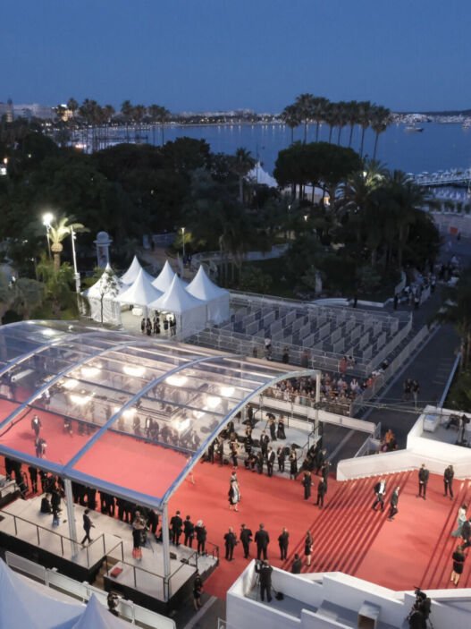 Vista do alto do tapete vermelho e dos degraus do Palais des Festivals, em Cannes, ao anoitecer