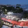 Vista do alto do tapete vermelho e dos degraus do Palais des Festivals, em Cannes, ao anoitecer