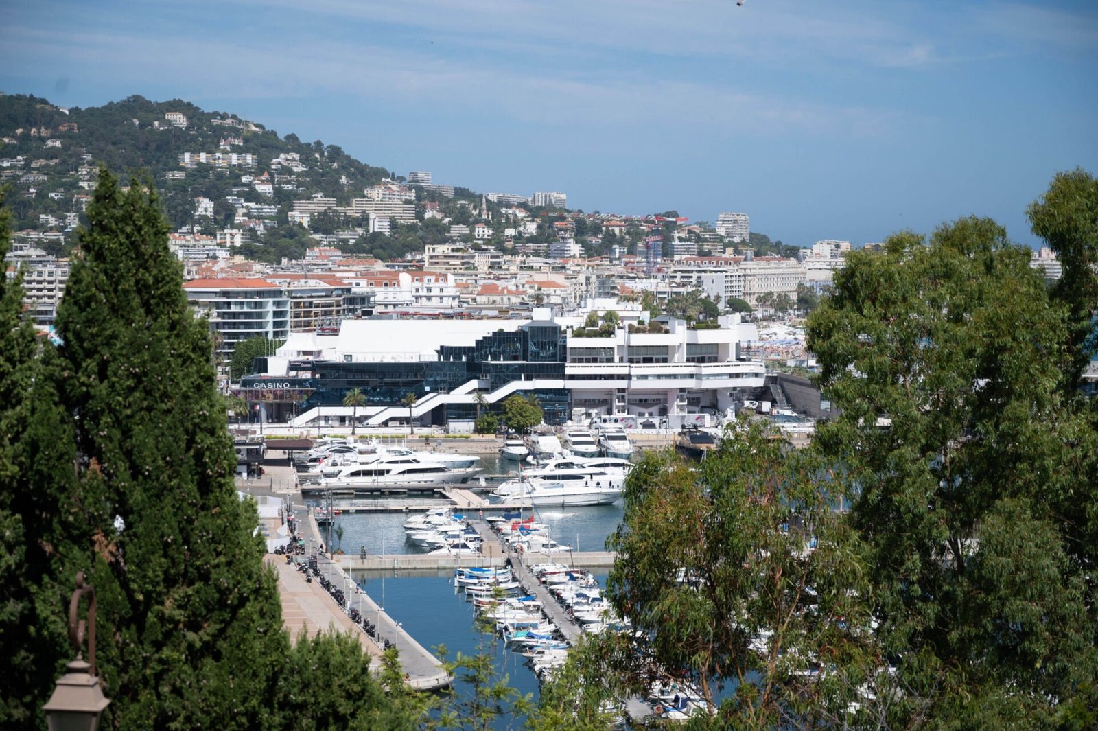 O Palais des Festivals visto das colinas, com o porto de Cannes e os iates