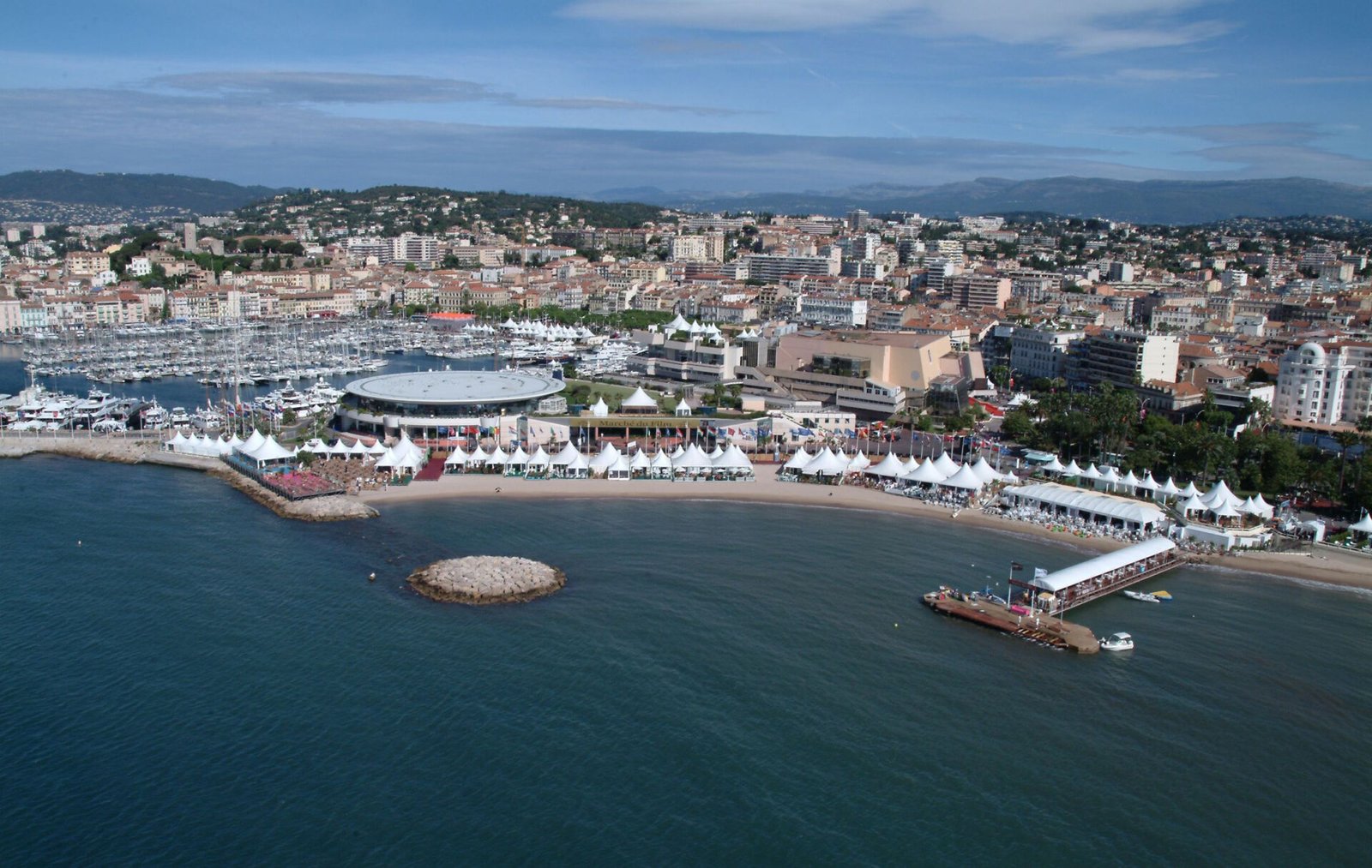Vista aérea de Cannes com o Palais des Festivals, o porto e a Croisette