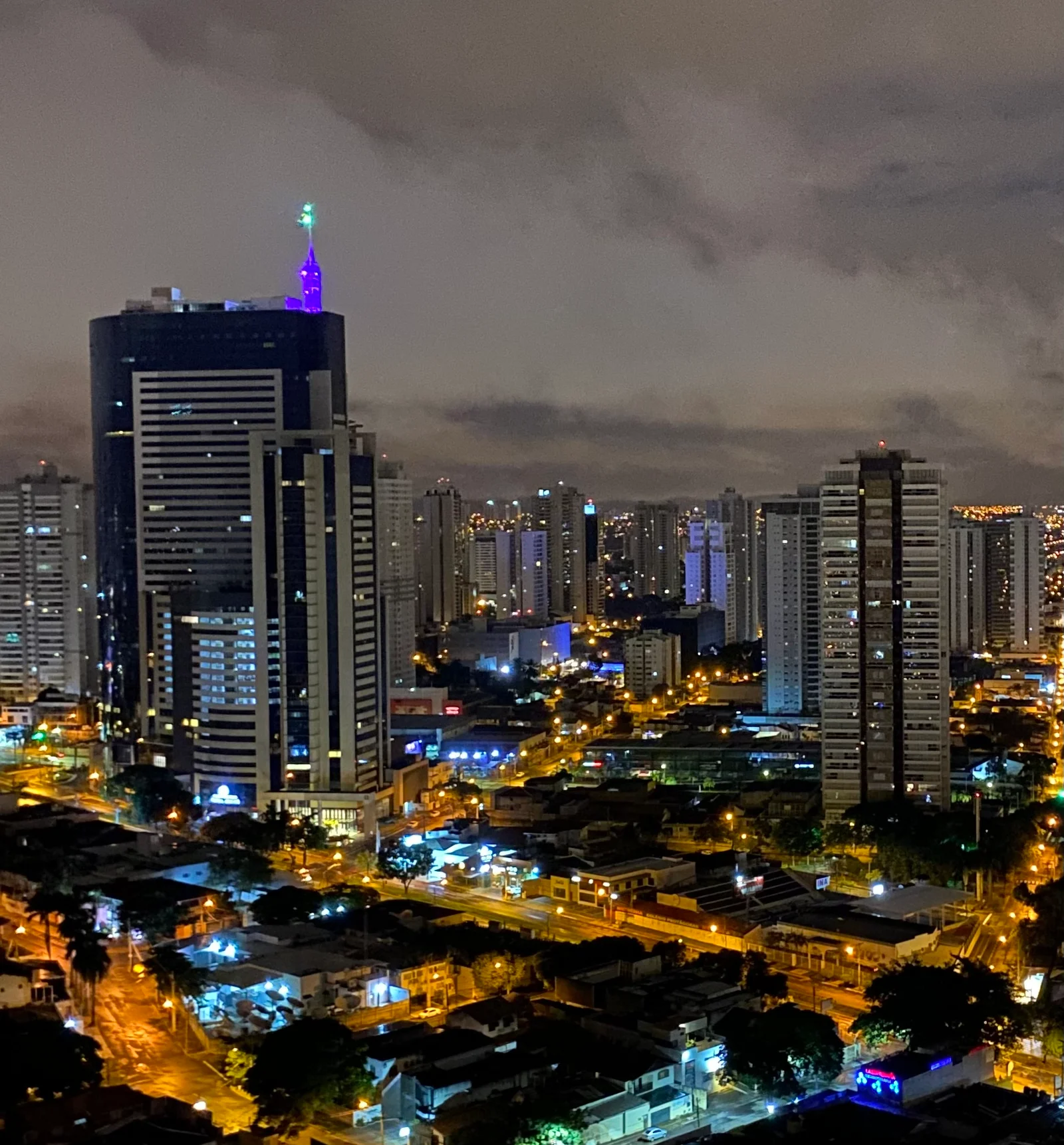 Prédios iluminados do Setor Marista, em Goiânia, ao anoitecer