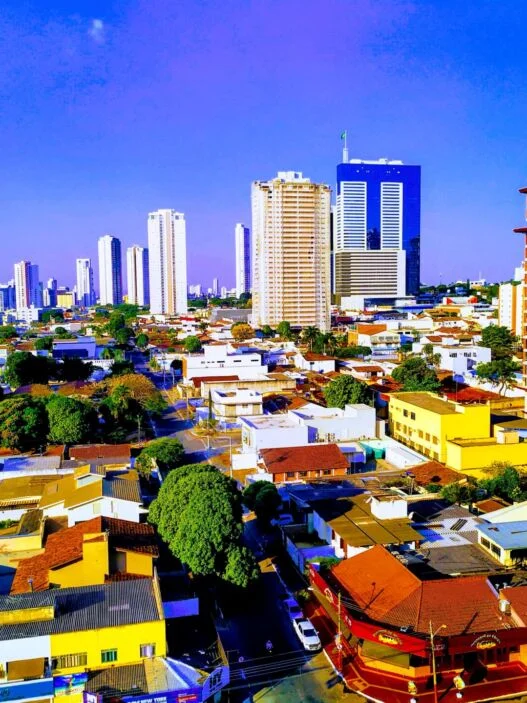Prédios e arborização de Goiânia sob céu azul