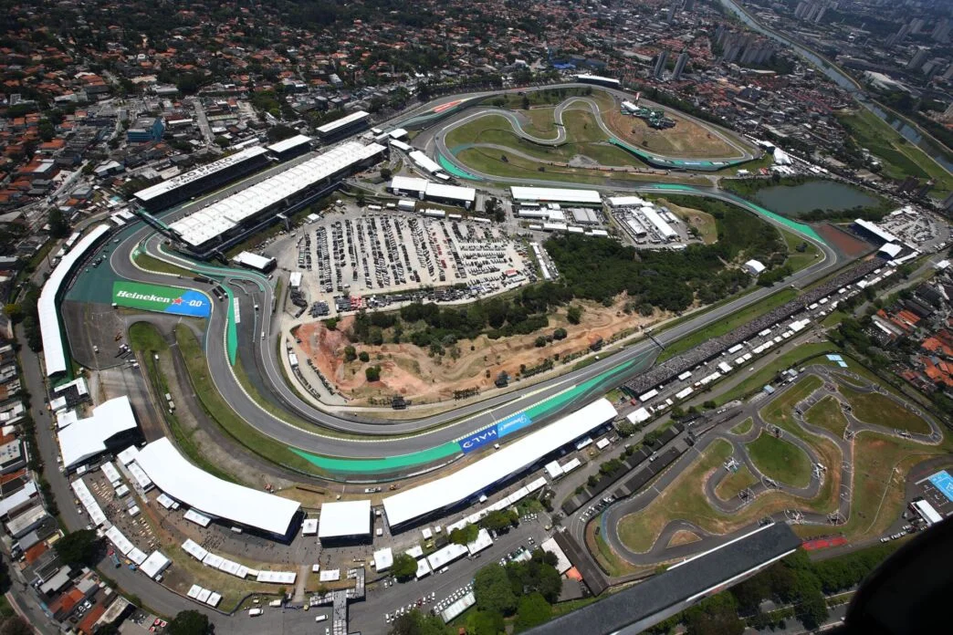 Público e carros no Grande Prêmio de São Paulo de Fórmula 1, em Interlagos