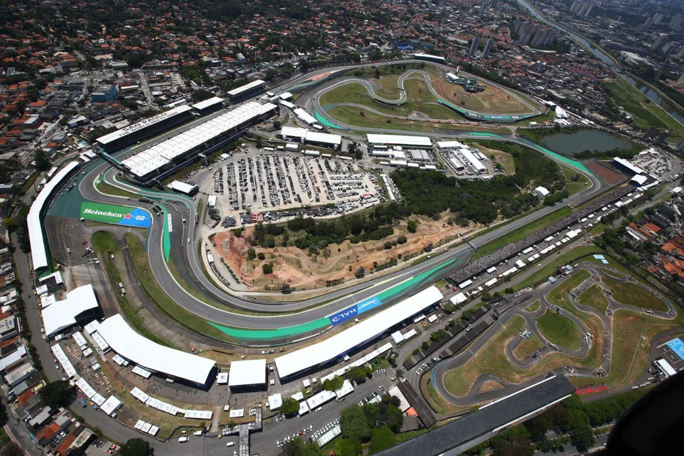 Público e carros no Grande Prêmio de São Paulo de Fórmula 1, em Interlagos
