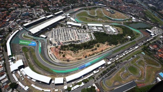 Público e carros no Grande Prêmio de São Paulo de Fórmula 1, em Interlagos