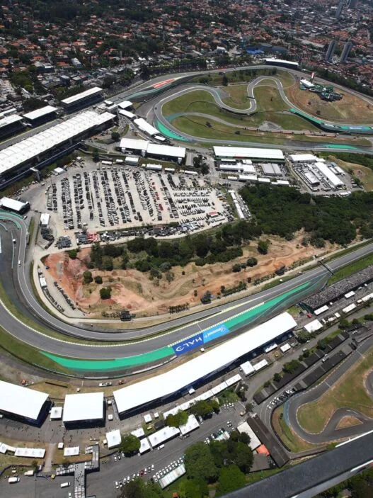 Público e carros no Grande Prêmio de São Paulo de Fórmula 1, em Interlagos