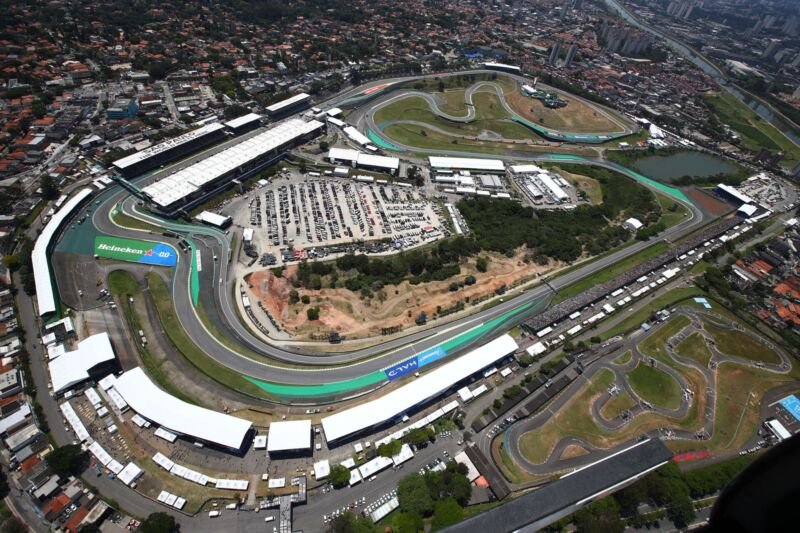 Público e carros no Grande Prêmio de São Paulo de Fórmula 1, em Interlagos