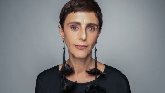 Retrato de Lilian Pacce, mediadora do painel sobre sucessão no Iguatemi Talks Fashion 2026