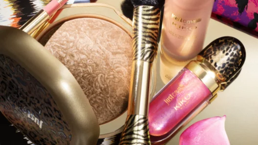 Imagem da coleção de maquiagem Just Cavalli x KIKO Milano, com animal print e cores vibrantes
