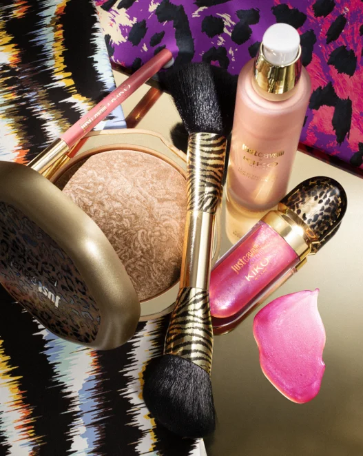 Imagem da coleção de maquiagem Just Cavalli x KIKO Milano, com animal print e cores vibrantes