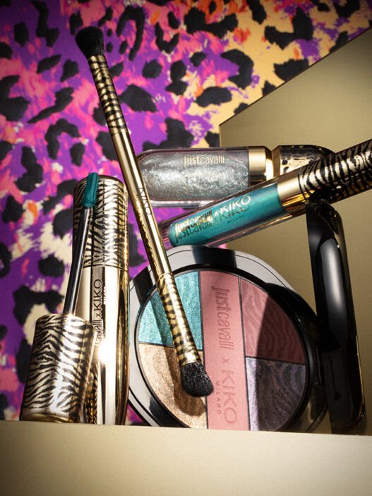 Campanha Just Cavalli x KIKO Milano: paleta, máscara e gloss sobre fundo de estampa de leopardo
