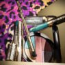 Campanha Just Cavalli x KIKO Milano: paleta, máscara e gloss sobre fundo de estampa de leopardo