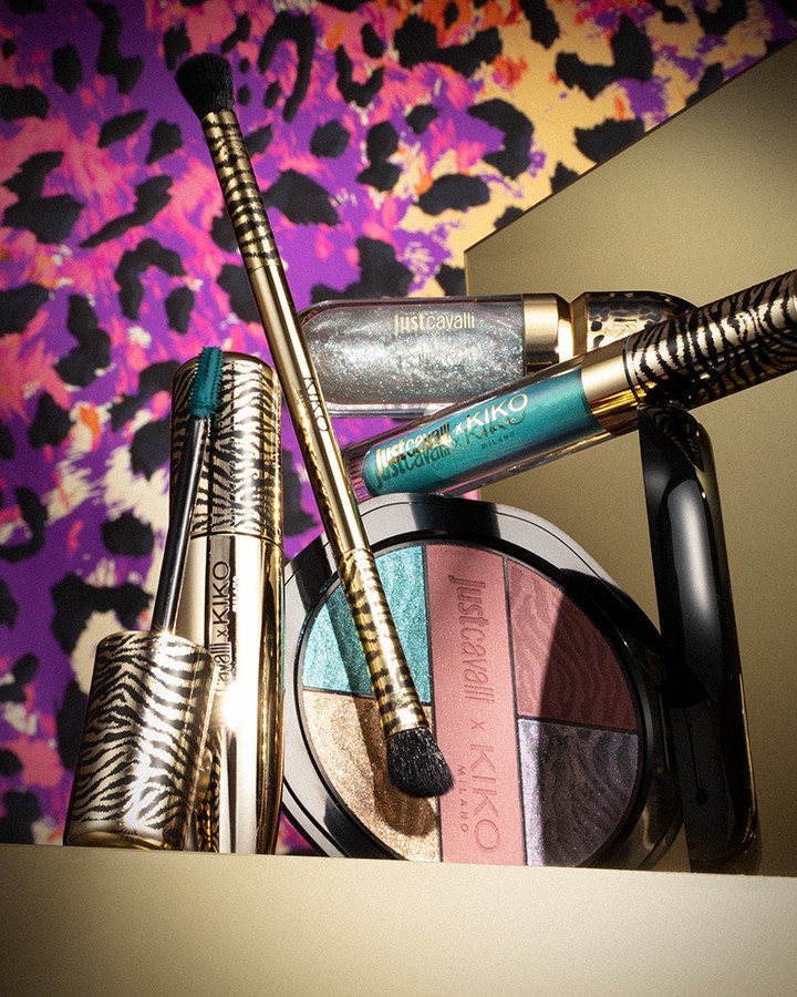 Campanha Just Cavalli x KIKO Milano: paleta, máscara e gloss sobre fundo de estampa de leopardo