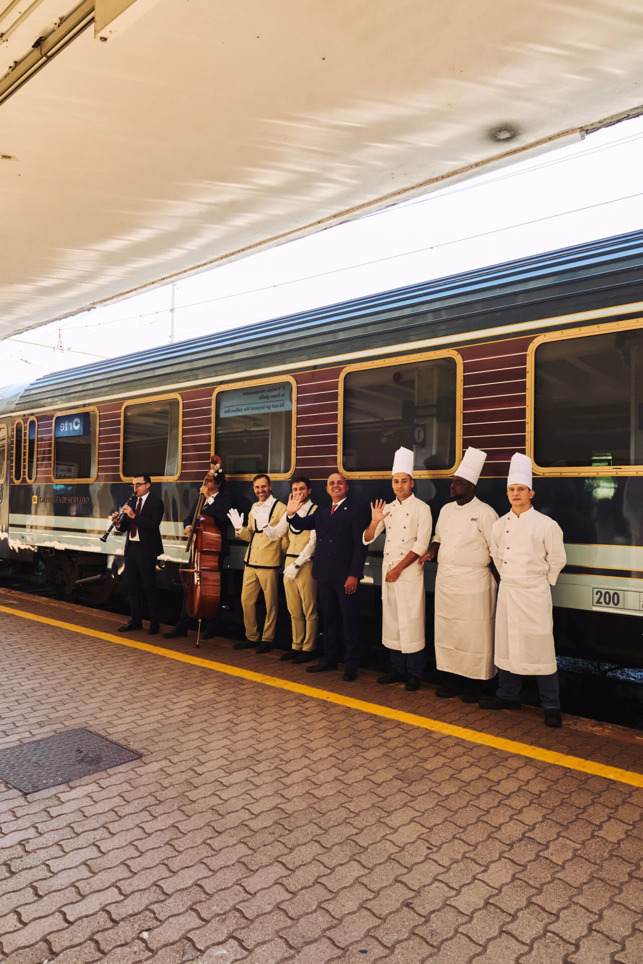La Dolce Vita Orient Express na estação, com a brigada e os músicos