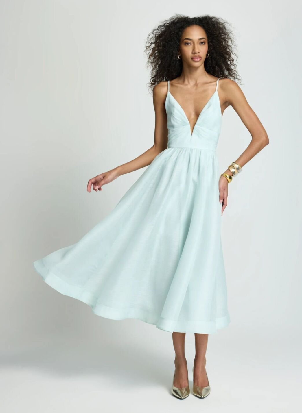 Modelo com vestido midi verde-água de alças finas, LE LIS Alto Verão Spring Feeling