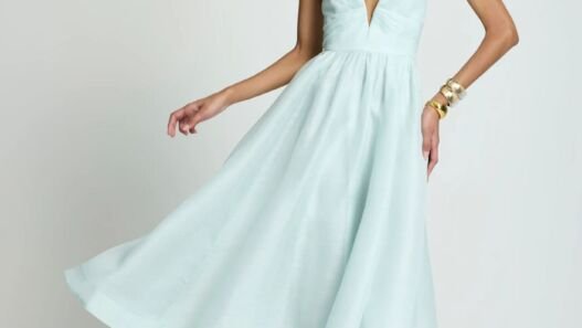 Modelo com vestido midi verde-água de alças finas, LE LIS Alto Verão Spring Feeling