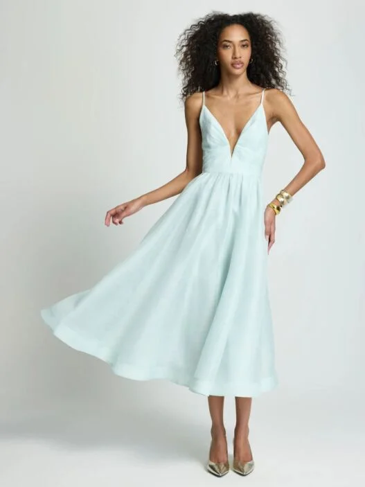 Modelo com vestido midi verde-água de alças finas, LE LIS Alto Verão Spring Feeling