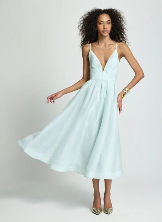 Modelo com vestido midi verde-água de alças finas, LE LIS Alto Verão Spring Feeling