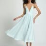 Modelo com vestido midi verde-água de alças finas, LE LIS Alto Verão Spring Feeling