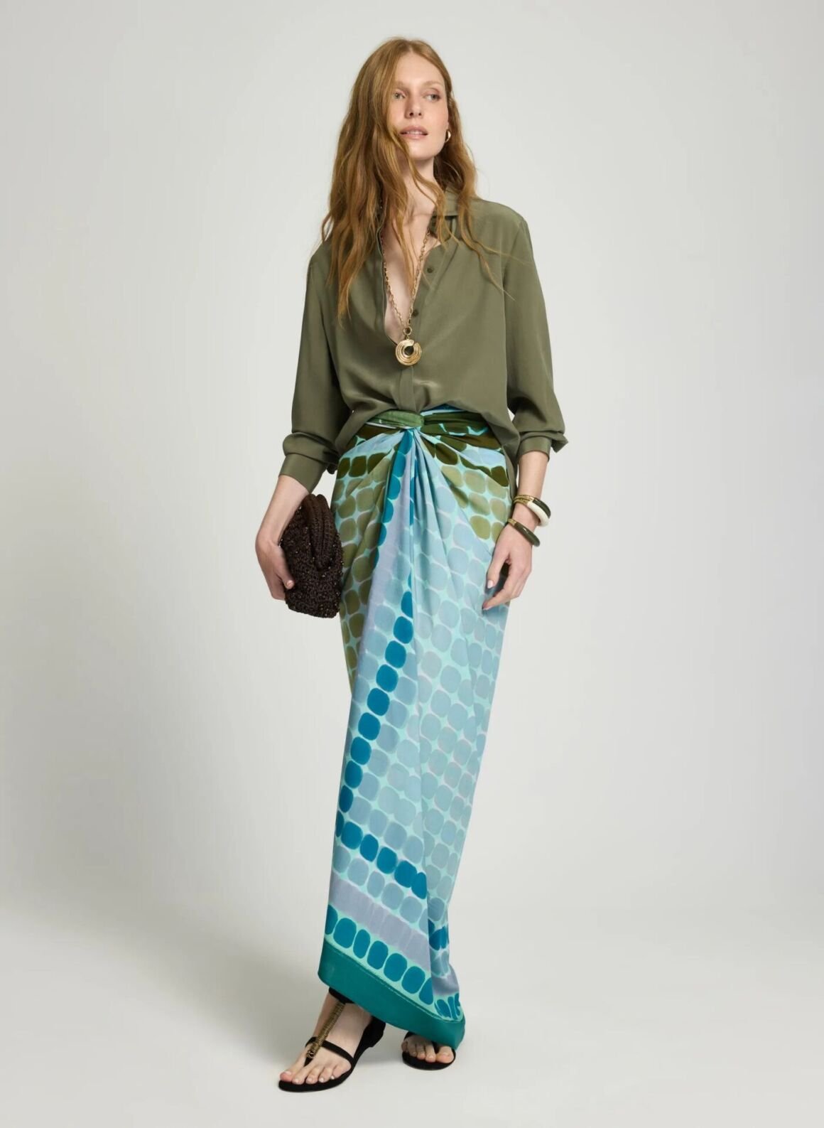 Modelo com camisa verde-oliva e saia longa de estampa gráfica azul, LE LIS Alto Verão Spring Feeling