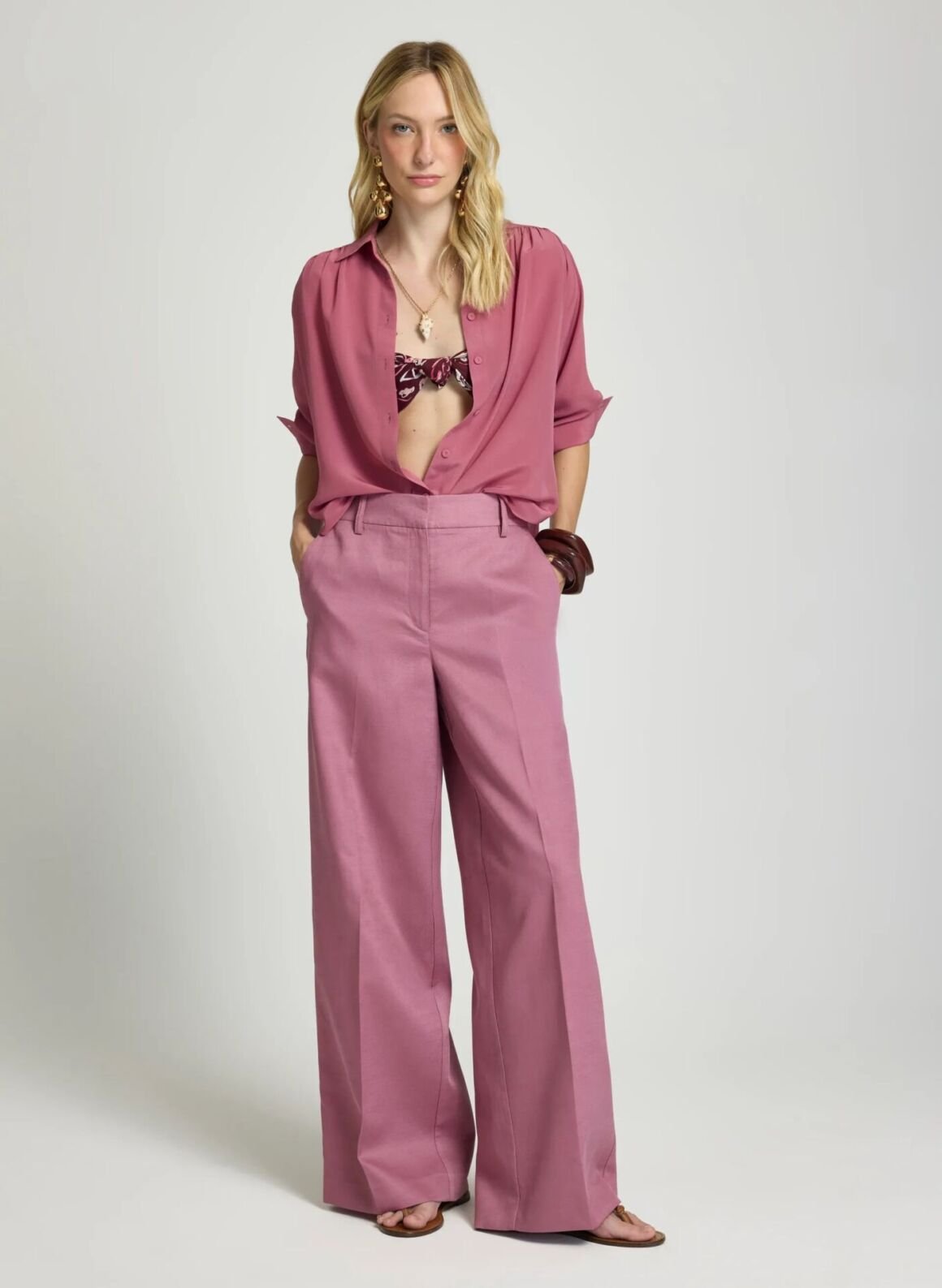 Modelo com camisa e calça pantalona rosa, LE LIS Alto Verão Spring Feeling