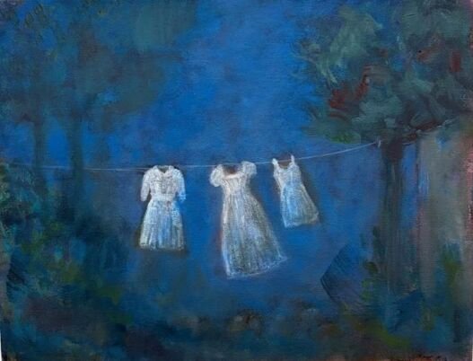 Pintura de Lilian Camelli: três vestidos brancos pendurados num varal, à noite, entre árvores em tons de azul