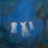 Pintura de Lilian Camelli: três vestidos brancos pendurados num varal, à noite, entre árvores em tons de azul