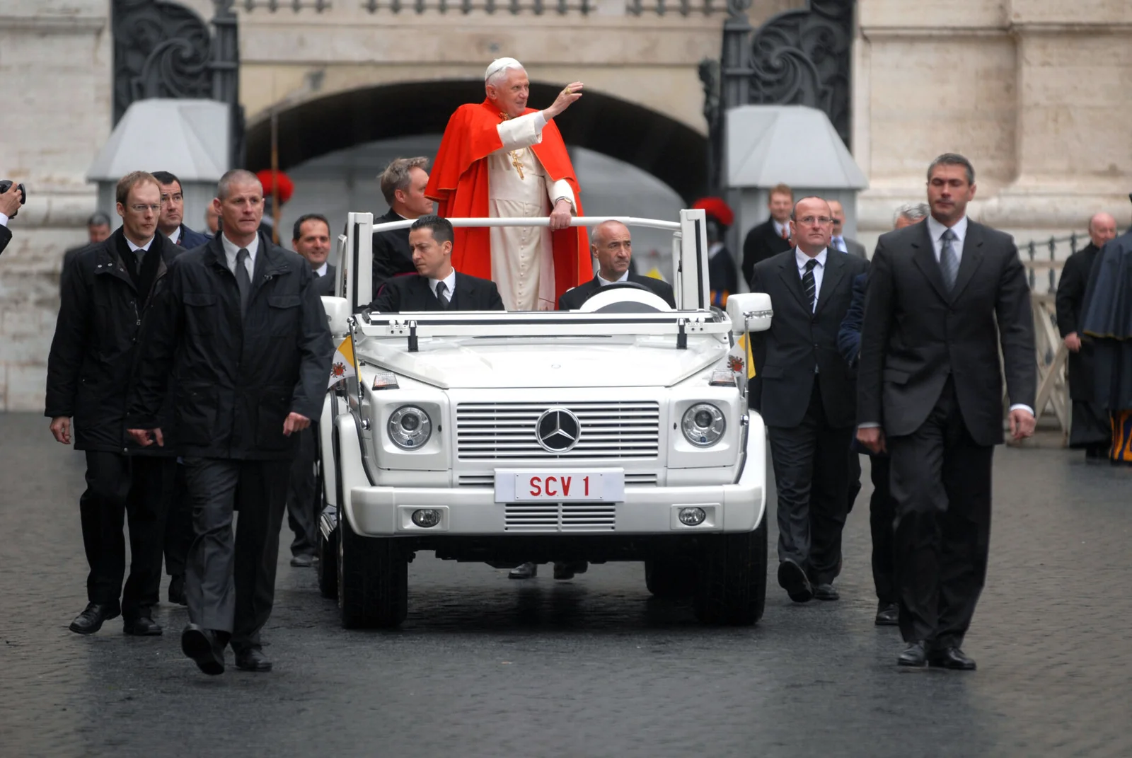 Papamóvel Mercedes-Benz Classe G com placa SCV 1