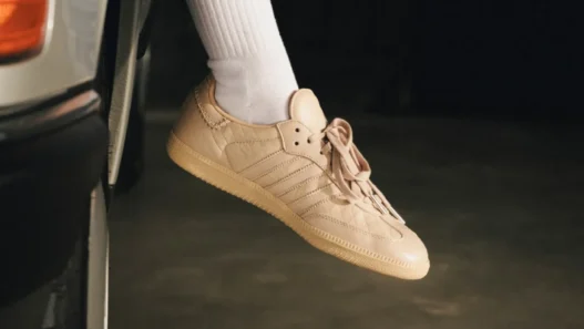 Tênis adidas Samba OG em edição exclusiva criada em parceria com a Mercedes-Benz