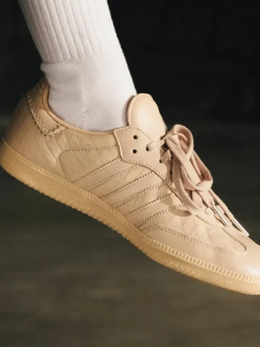 Tênis adidas Samba OG em edição exclusiva criada em parceria com a Mercedes-Benz