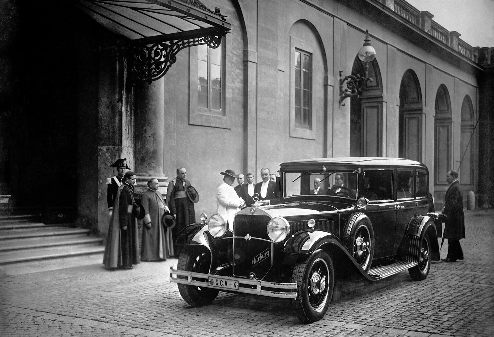 Mercedes-Benz Nürburg 460 em registro histórico no Vaticano