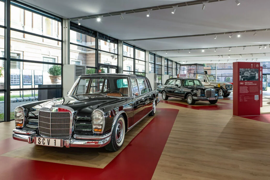 Exposição de papamóveis da Mercedes-Benz no Vaticano