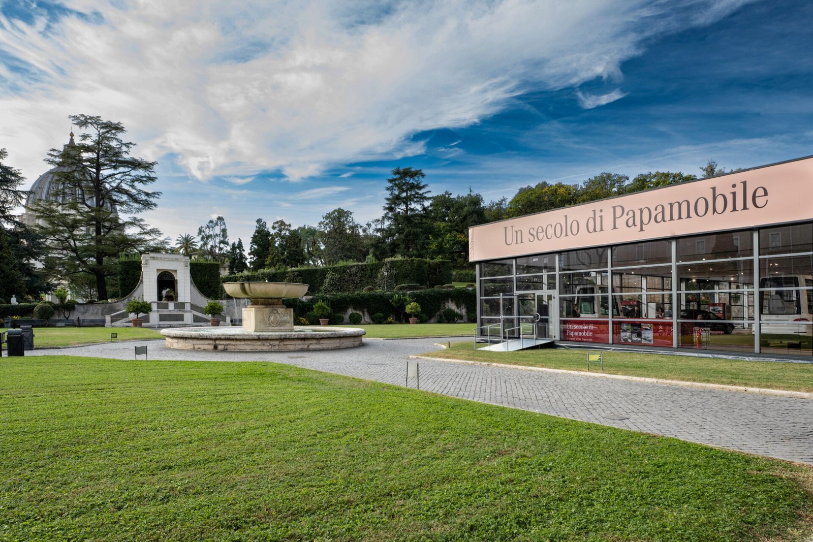 Pavilhão de vidro da exposição Un secolo di Papamobile nos jardins do Vaticano