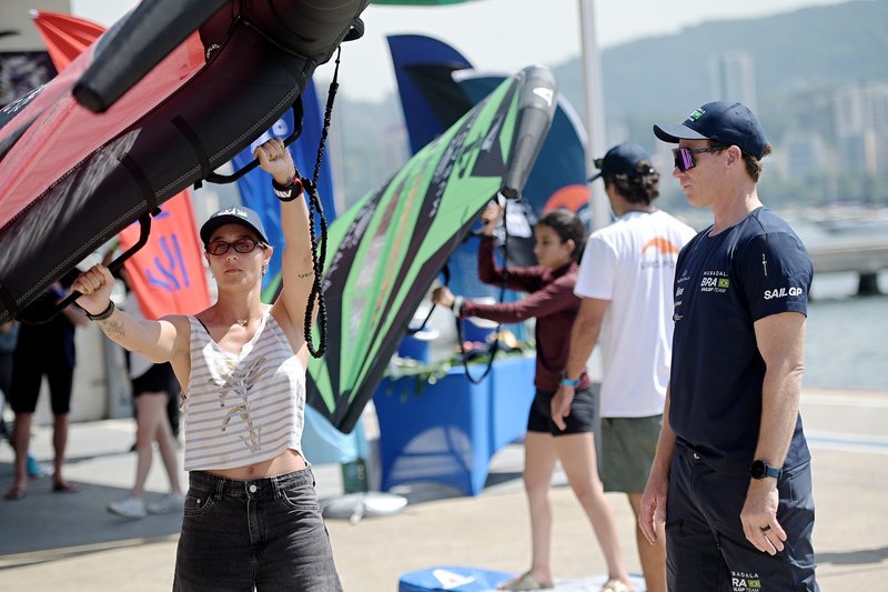 Jovens velejadoras na clínica de foil do Driving Change, no Rio