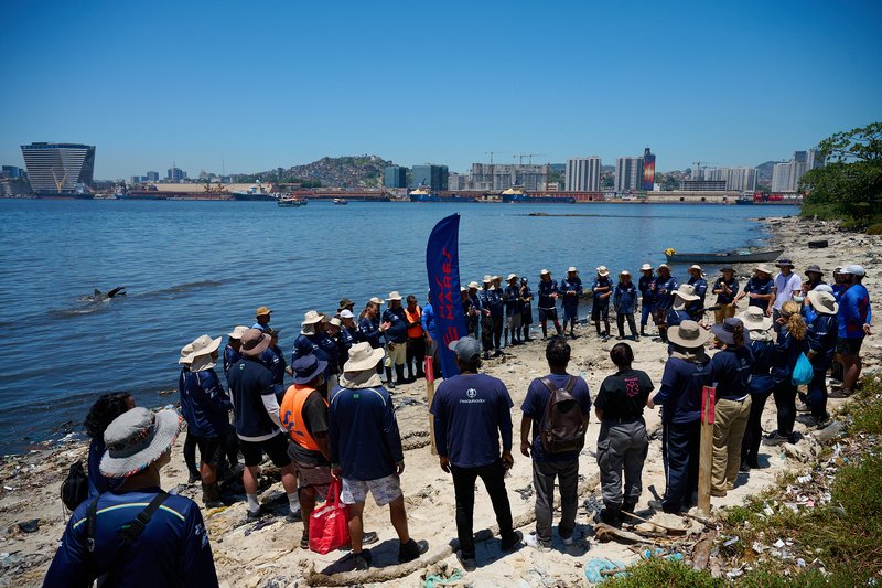 Retirada de resíduos da Ilha da Pombeba, na Baía de Guanabara