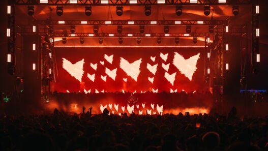 Palco da Music On com o público na pista em São Paulo