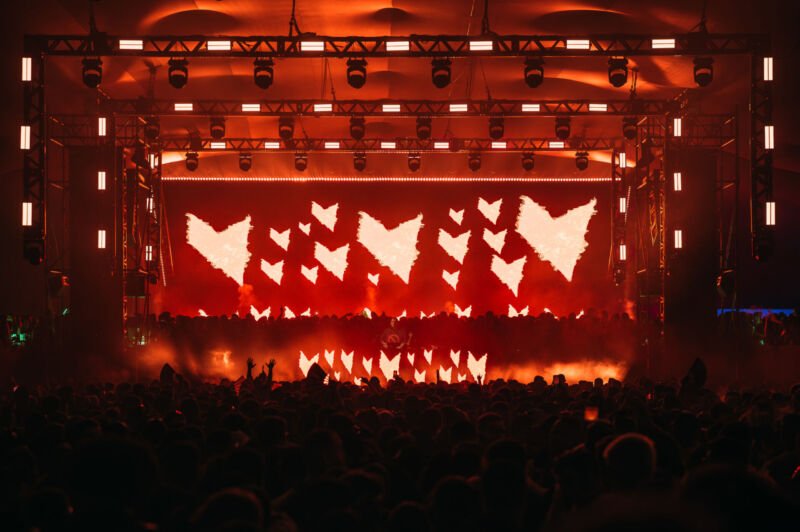 Palco da Music On com o público na pista em São Paulo
