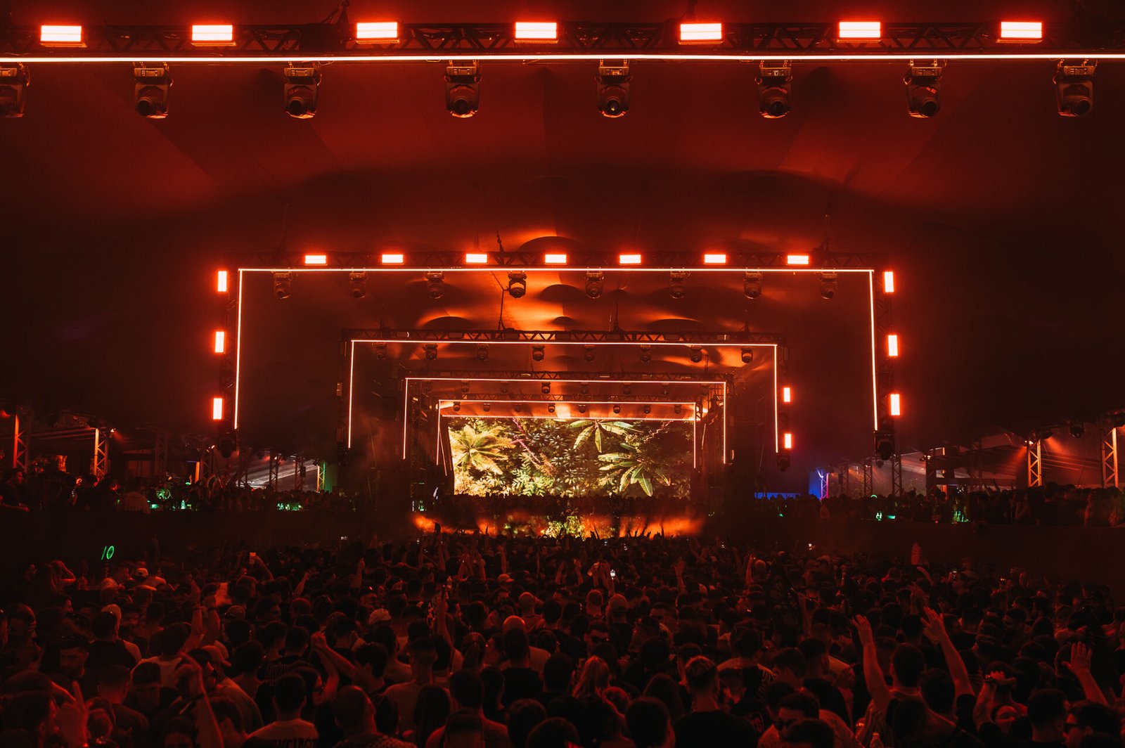 Pista lotada diante do palco iluminado da Music On