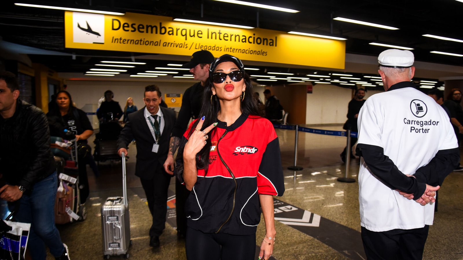 Nicole Scherzinger desembarca em São Paulo com a Jaqueta S da coleção Fragmentos