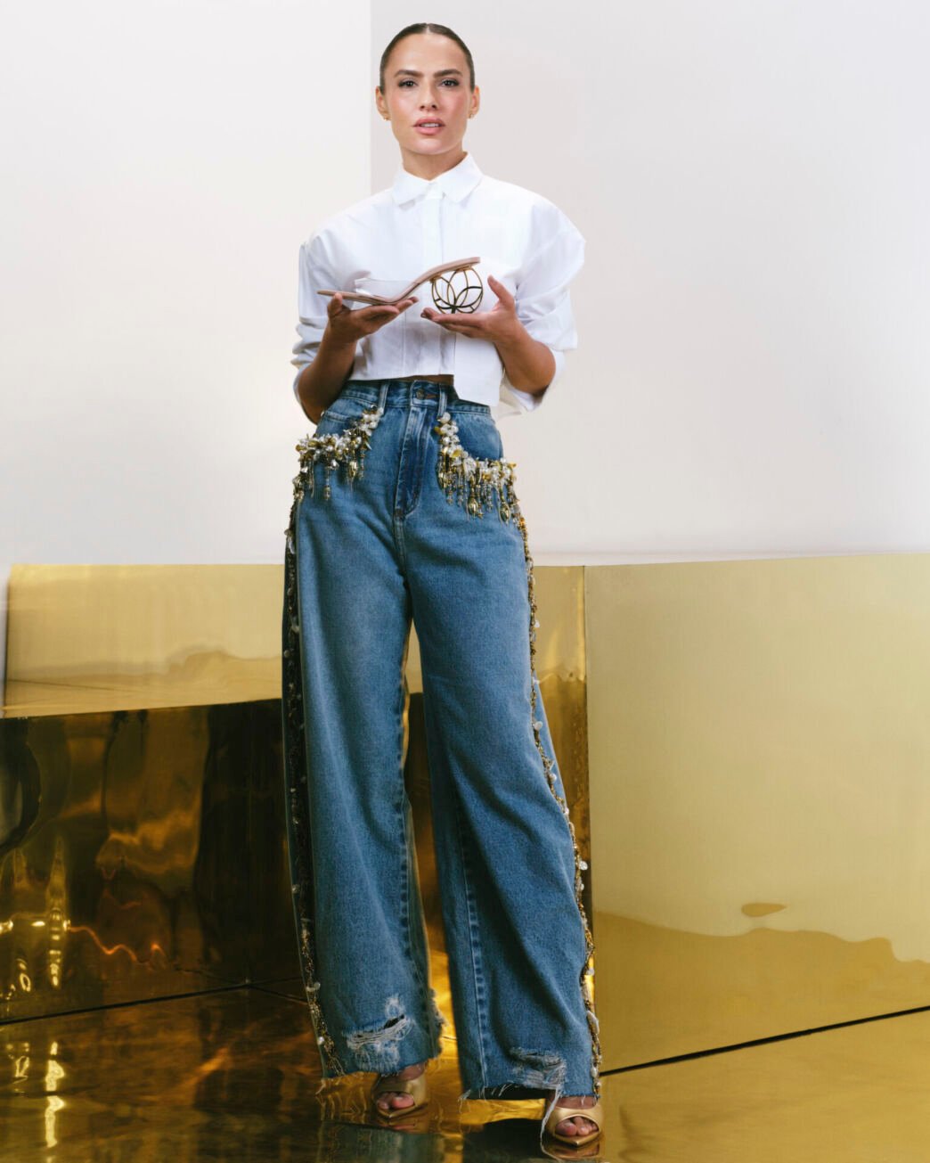 Look da PatBO com bolsa bordada da coleção Verão 27
