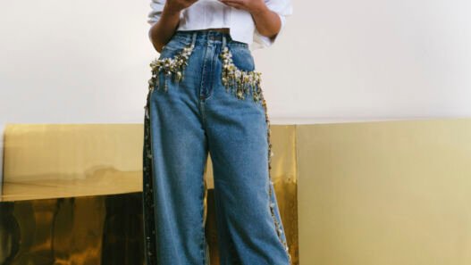 Look da PatBO com bolsa bordada da coleção Verão 27