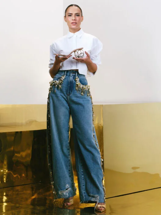 Look da PatBO com bolsa bordada da coleção Verão 27