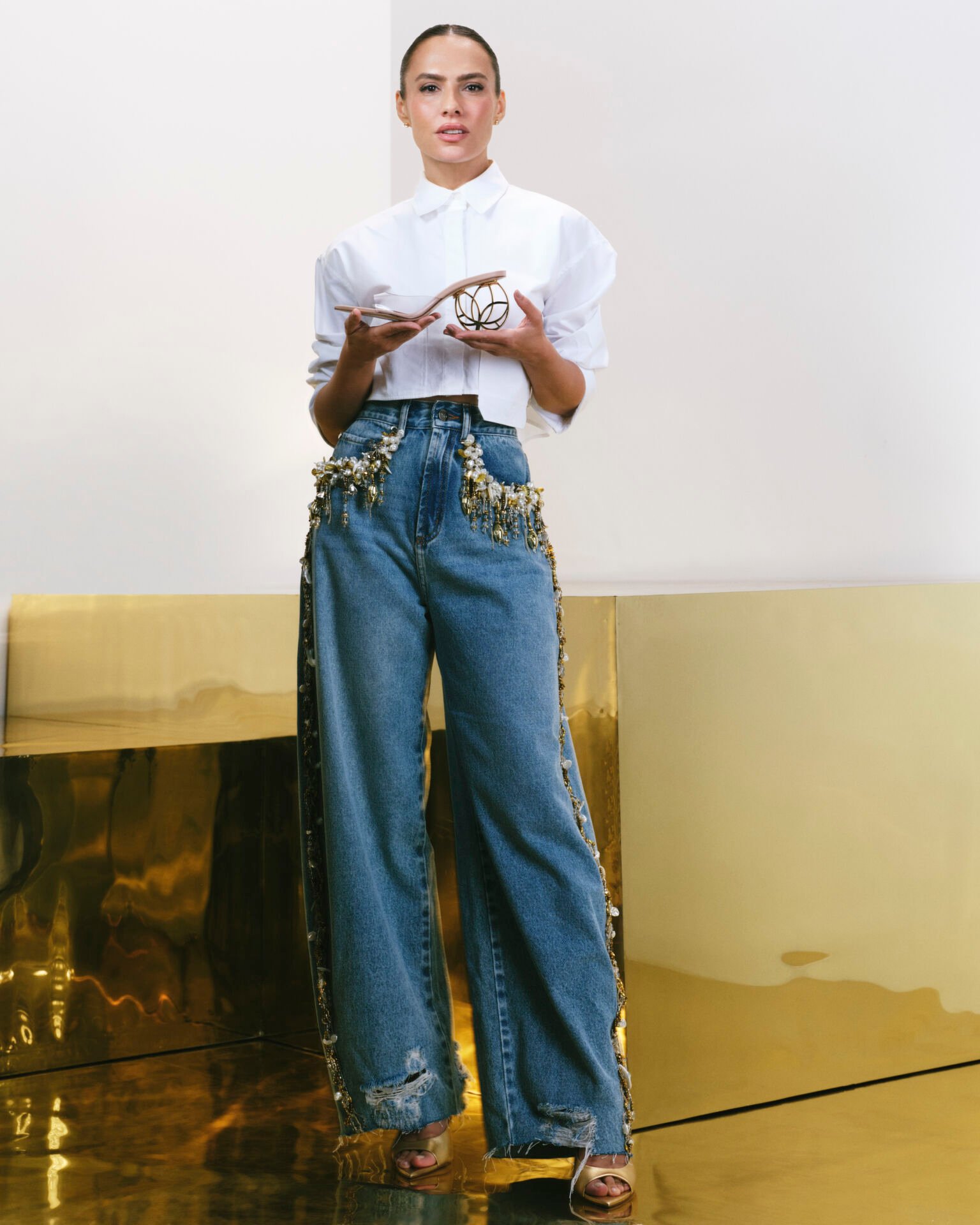 Look da PatBO com bolsa bordada da coleção Verão 27