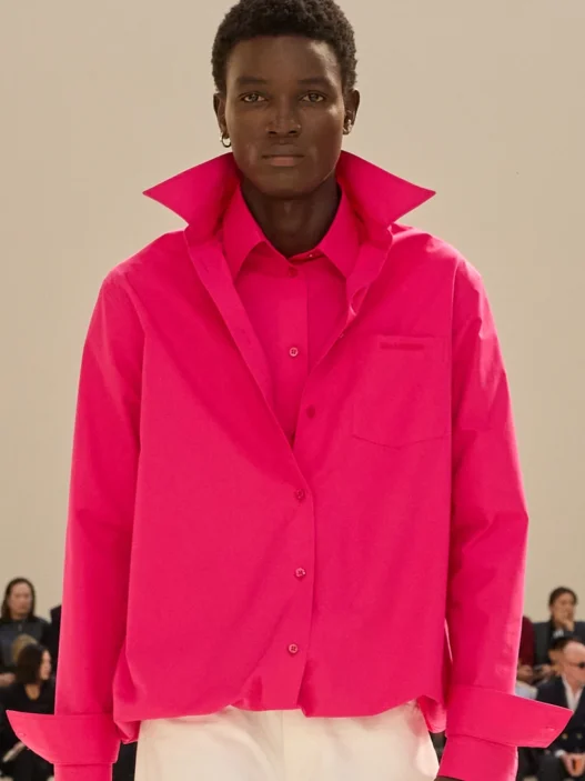 Camisa rosa oversized de gola alta com calça branca no desfile Balenciaga Verão 2027, Tennis Club de Paris