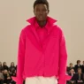 Camisa rosa oversized de gola alta com calça branca no desfile Balenciaga Verão 2027, Tennis Club de Paris