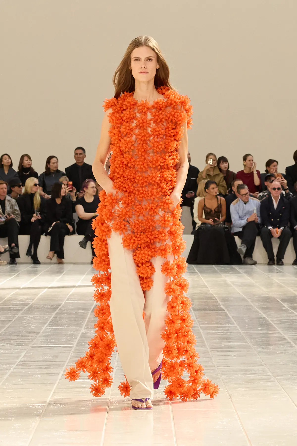 Look coberto de flores laranja em organza sobre calça creme, Balenciaga Verão 2027