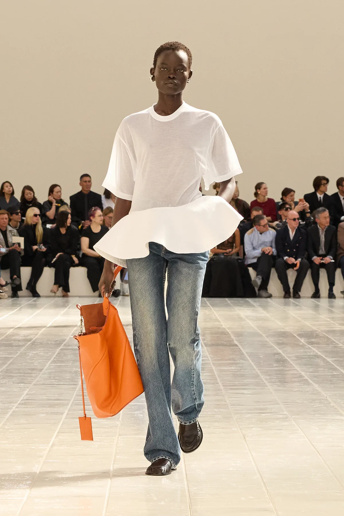 Camiseta branca com peplum e jeans claro, Balenciaga Verão 2027