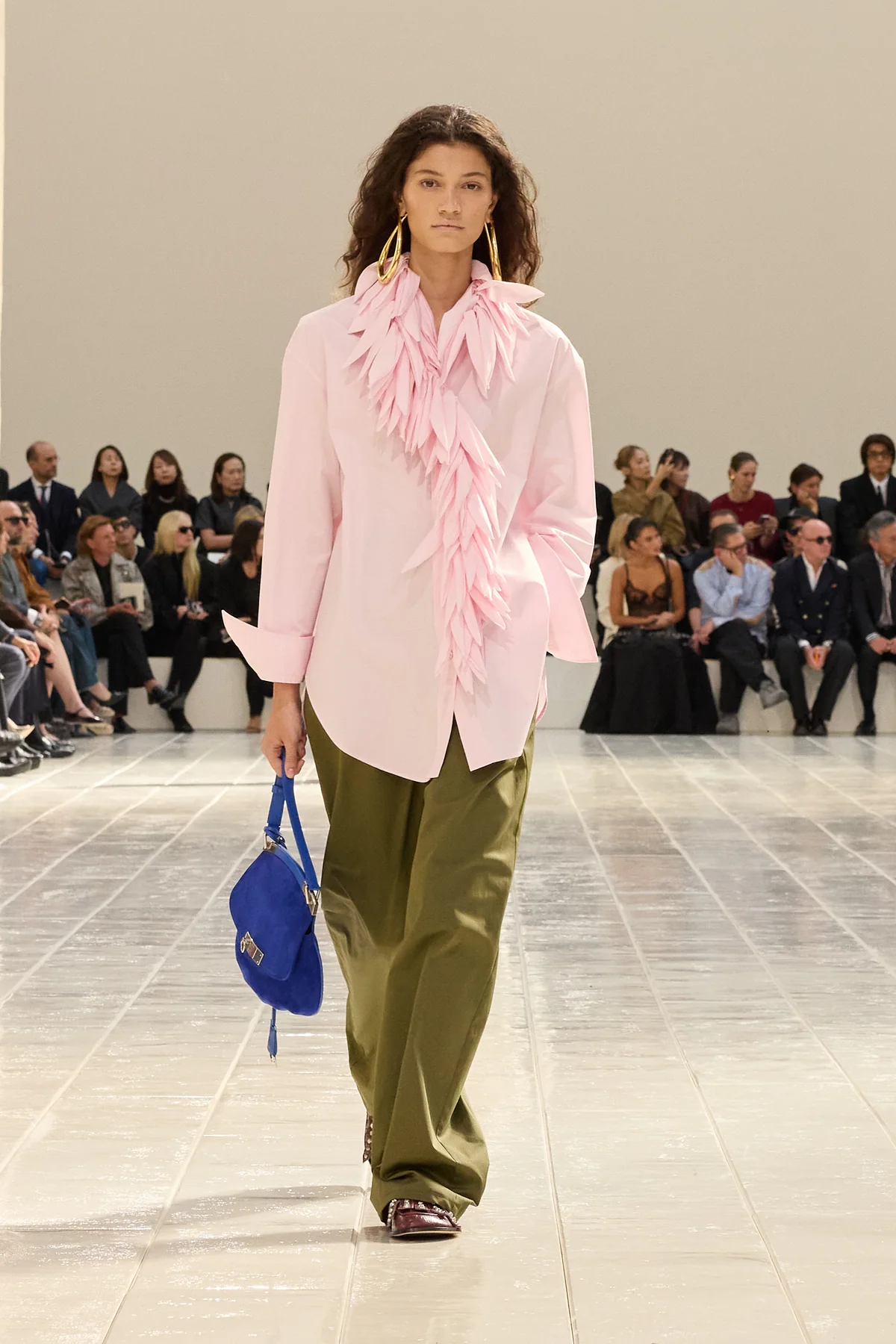 Camisa rosa-clara com gola de gavinhas, calça oliva e bolsa azul-cobalto, Balenciaga Verão 2027